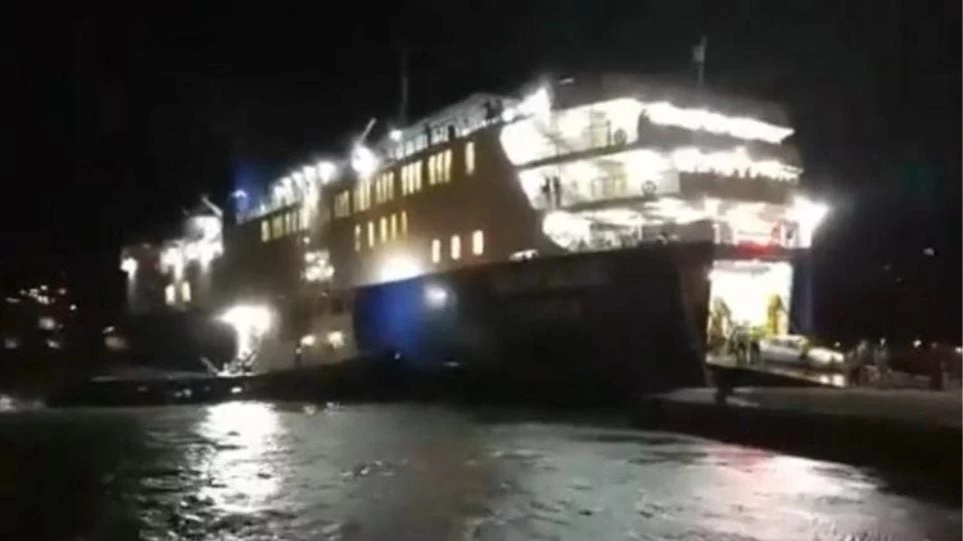 Πλοίο δεν μπορεί να δέσει στο λιμάνι της Άνδρου λόγω των ισχυρών ανέμων (βίντεο)